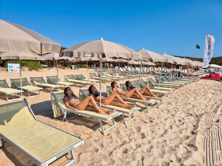Ombrelloni e lettini standard sulla spiaggia Liscia Ruja a Porto Cervo, Sardegna